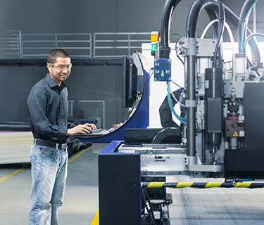 An aixFOAM employee manufactures sound absorbers for sound insulation.