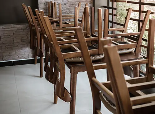 A restaurant without sound insulation: The chairs are on the tables and the guests stay away.