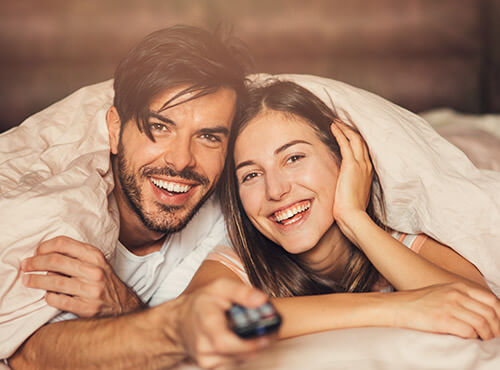 Sound insulation for more pleasure in the home cinema A couple enjoys a film in their home cinema thanks to sound insulation.