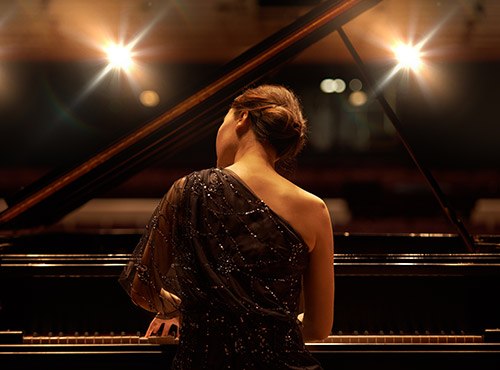 Good acoustics in the concert hall for great sound moments Sound insulation in the concert hall improves the acoustics – a pianist during her great performance