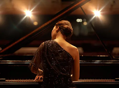 Sound insulation in the concert hall improves the acoustics – a pianist during her great performance