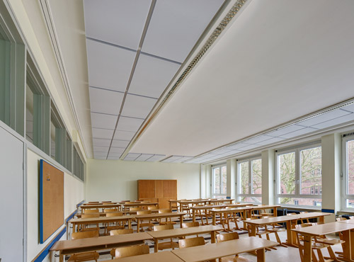 Unwanted reverberation in the classroom A classroom without soundproofing has a lot of reverberation and bad acoustics.