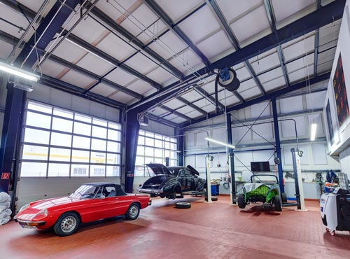 Sound insulation in a workshop Soundproofing mats on the walls and ceilings of a workshop provide sound insulation.