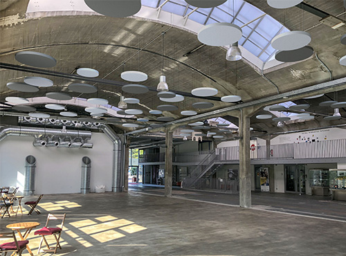 Sound insulation in the exhibition hall Sound absorbers on the ceiling of the trade fair or exhibition hall ensure less noise and good acoustics.