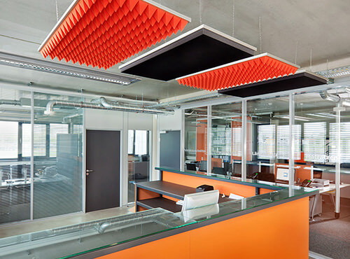 Sound absorber in an aluminium hanging cassette Sound absorbers in a hanging cassette in an office serve as sound insulation.