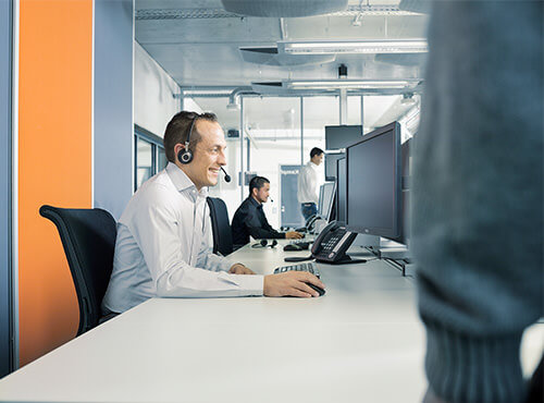 Sound insulation experts giving advice The aixFOAM experts help on the telephone so that you can find the optimum sound insulation for factory and workshop.