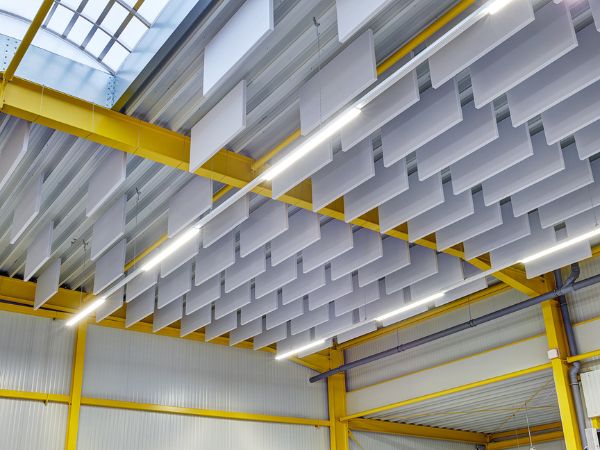 Acoustic absorber suspended with onestring in an industrial hall