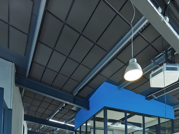 Acoustic absorber with STICKY mounting in an industrial hall