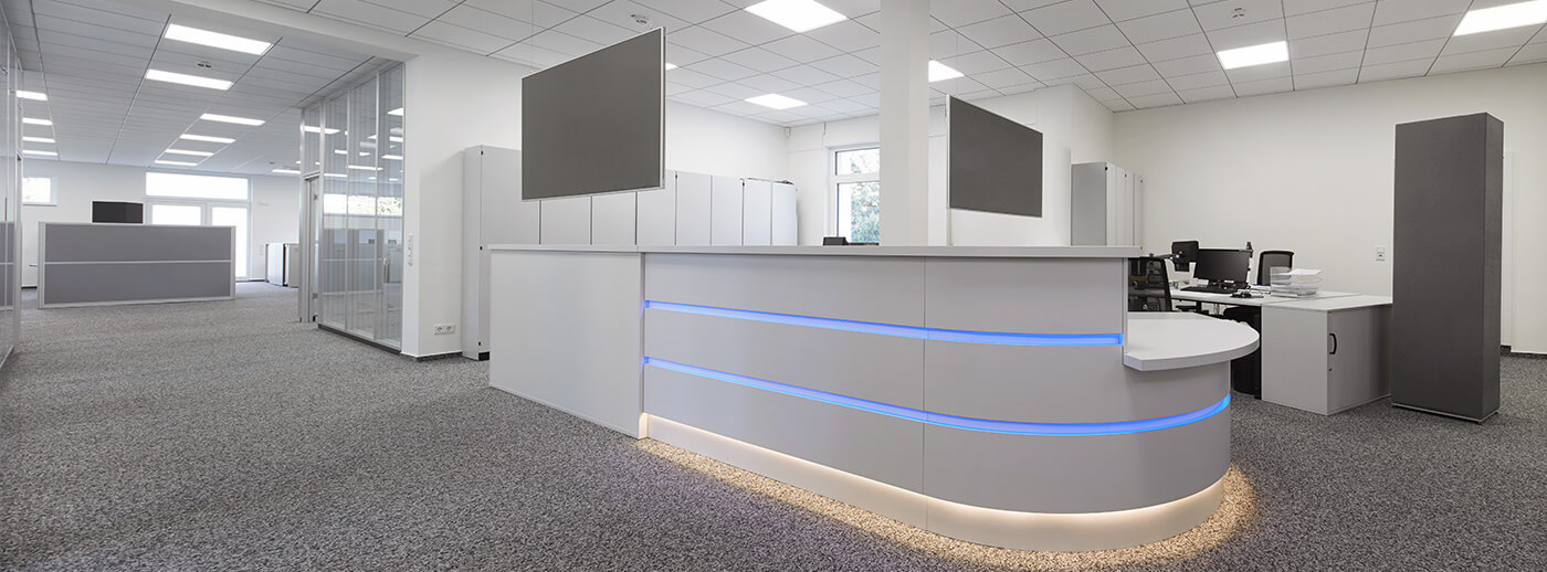 Room dividers and acoustic columns ensure peace and quiet in the open-plan office.