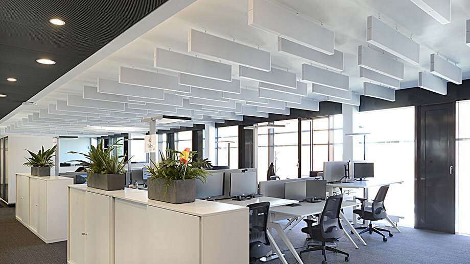 Acoustic baffles Vertical in white-grey in the office