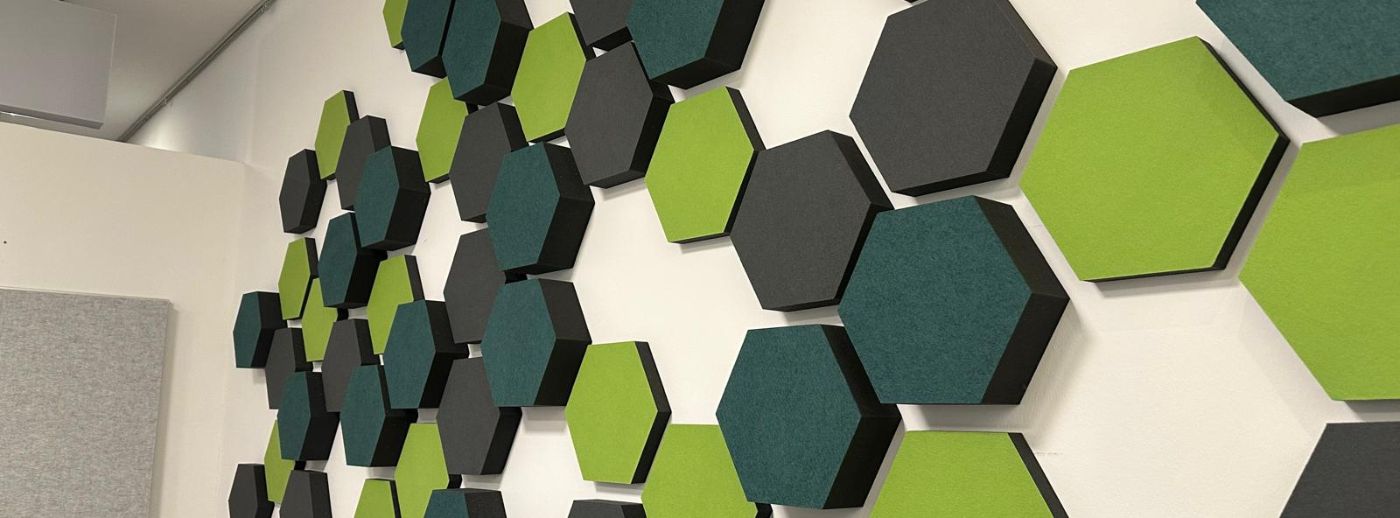 Acoustic absorber with felt surface in the office