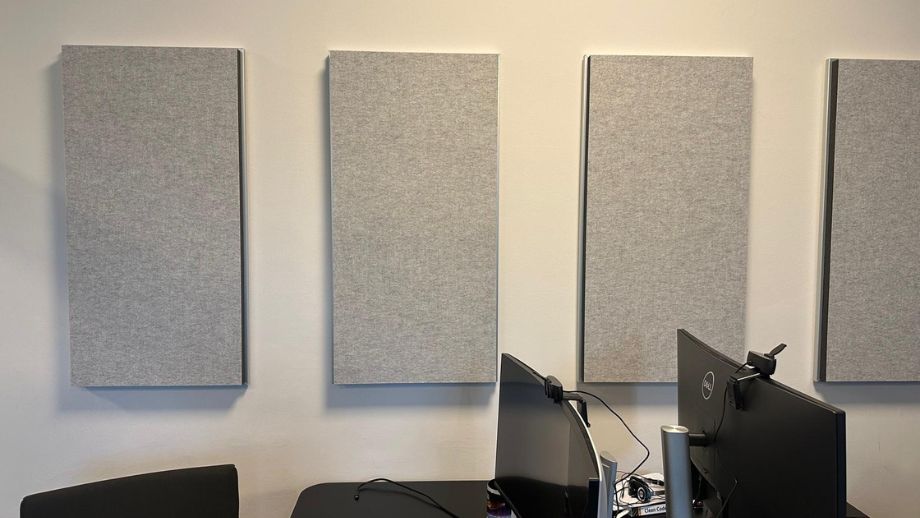 Acoustic absorber with felt surface in the office