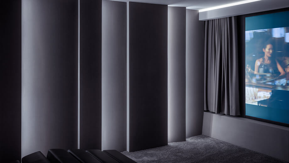 Wall cladding in the home theater with aixFOAM acoustic fabric SOFTTOUCH