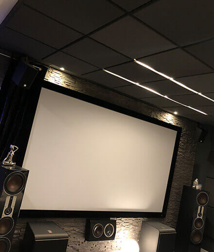 Square sound absorbers SMOOD on the ceiling of a home cinema