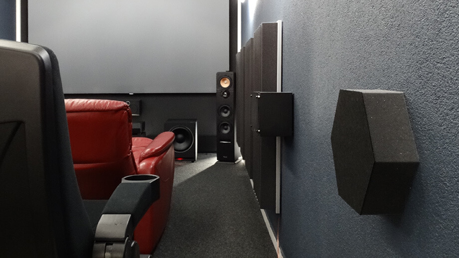 Hexagon sound absorber for optimising acoustics in the home cinema