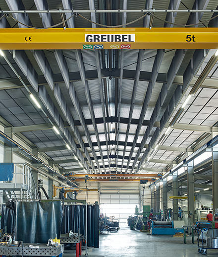 VERTICAL Industry hanging elements in an industrial hall