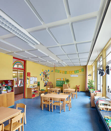 Sound absorber FLAT Plus on the ceiling of a kindergarten