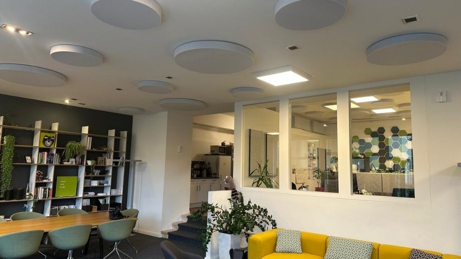 aixFOAM STICKY Drop Ceiling Absorber in an office