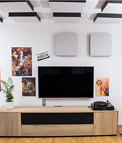 Self-adhesive aixFOAM sound absorbers on walls and ceilings in a hi-fi studio
