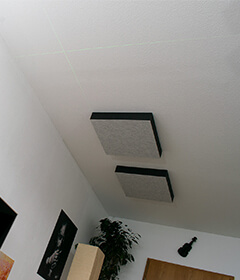 Self-adhesive (STICKY) sound absorbers on the ceiling in the hifi studio