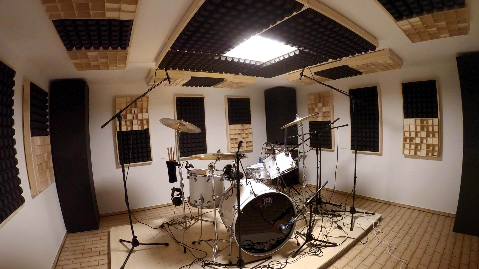 Application pictures of aixFOAM sound absorbers in rehearsal room & recording studio
